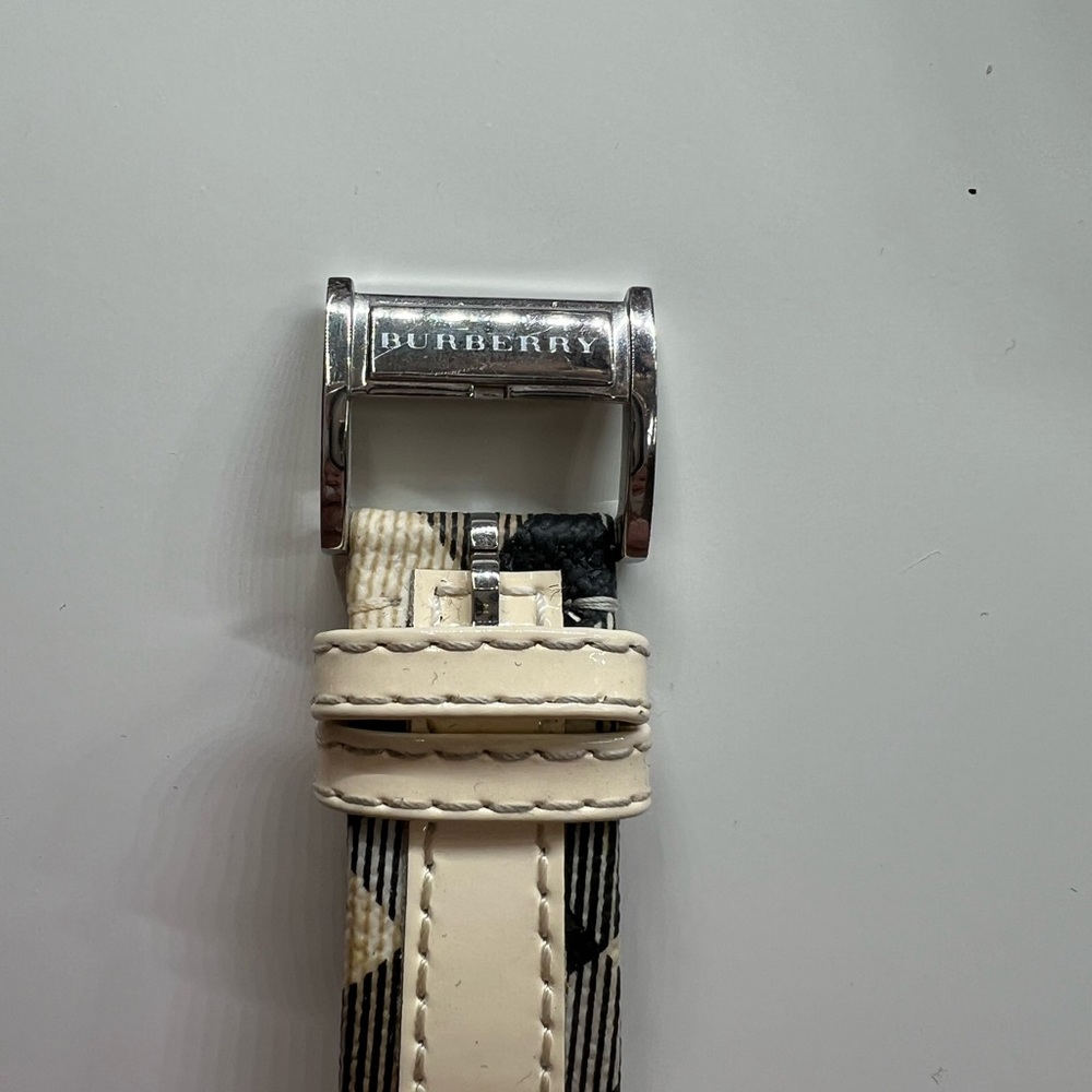 Burberry authentic plaid watch - Picture 4 of 7